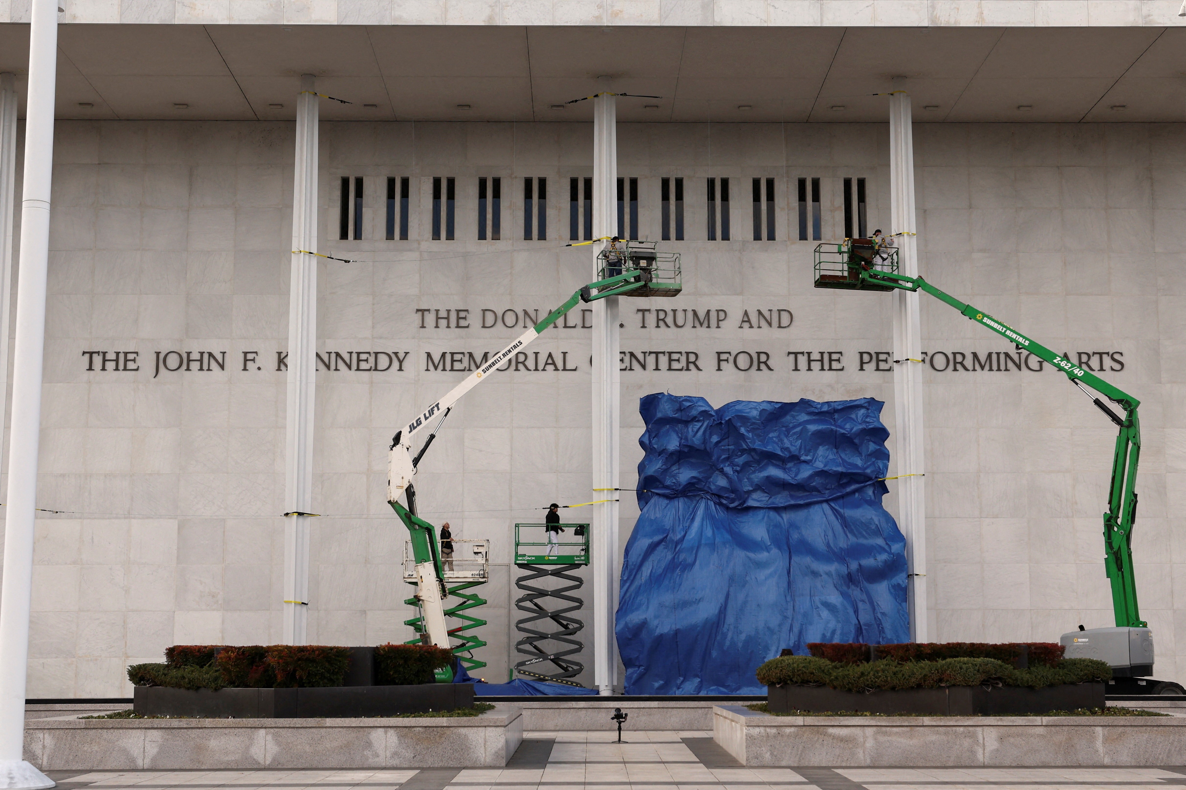 Trump põe o próprio nome no Kennedy Center sem aval do Congresso e deixa democratas e historiadores indignados