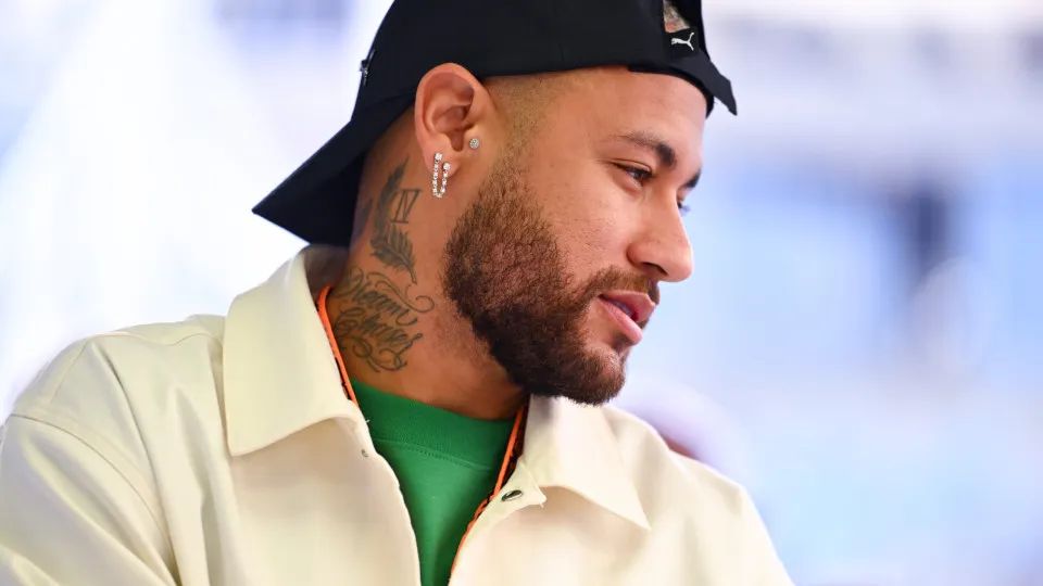 Neymar passa por cirurgia para corrigir lesão no joelho e recebe alta